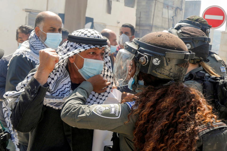3月30 日是巴勒斯坦的「土地日」，在以色列占領的約旦河西岸納布盧斯附近的塞巴斯蒂亞，一名巴勒斯坦示威者，與以色列邊防女警發生衝突。圖片來源：Reuters。