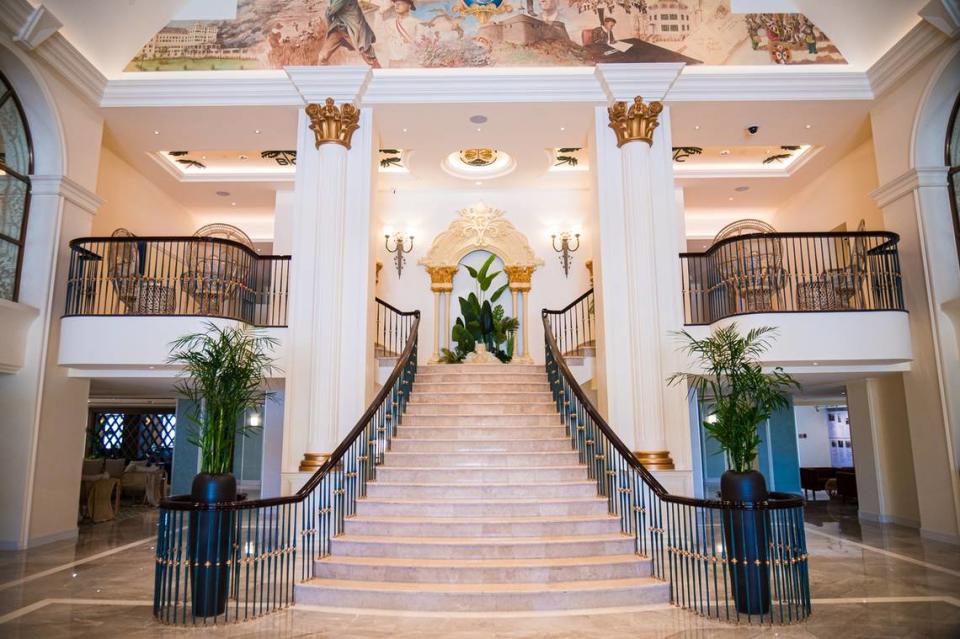 Las majestuosas escaleras donde cada quinceañera, graduando y novios se toman fotografías.