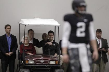 Johnny Manziel pro day: Texas A&M quarterback plans to throw in shoulder  pads and helmet 