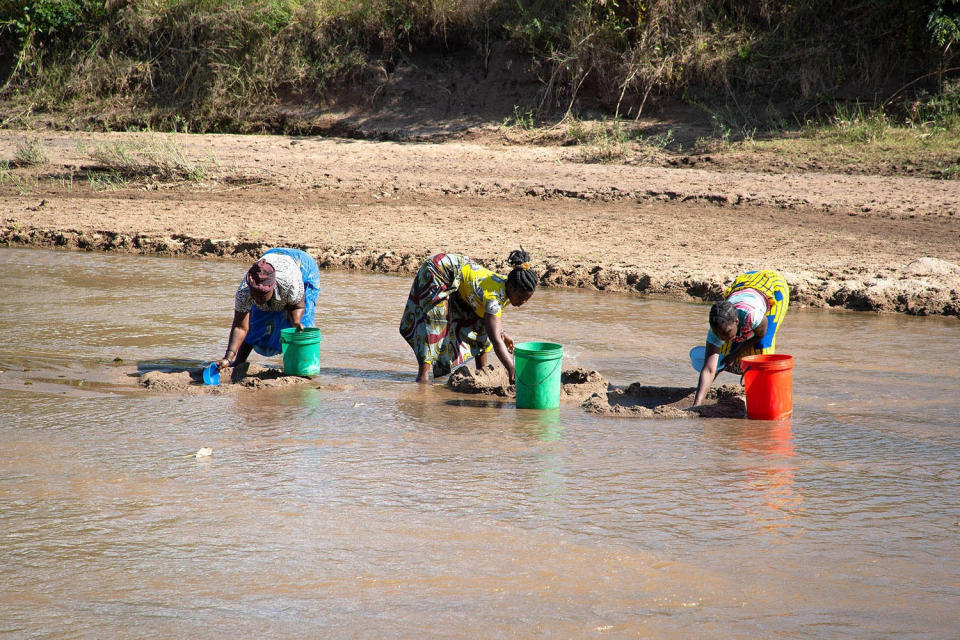 取水的工作多半落在婦女、孩童身上。圖為馬拉威婦女取水。（台灣世界展望會提供）