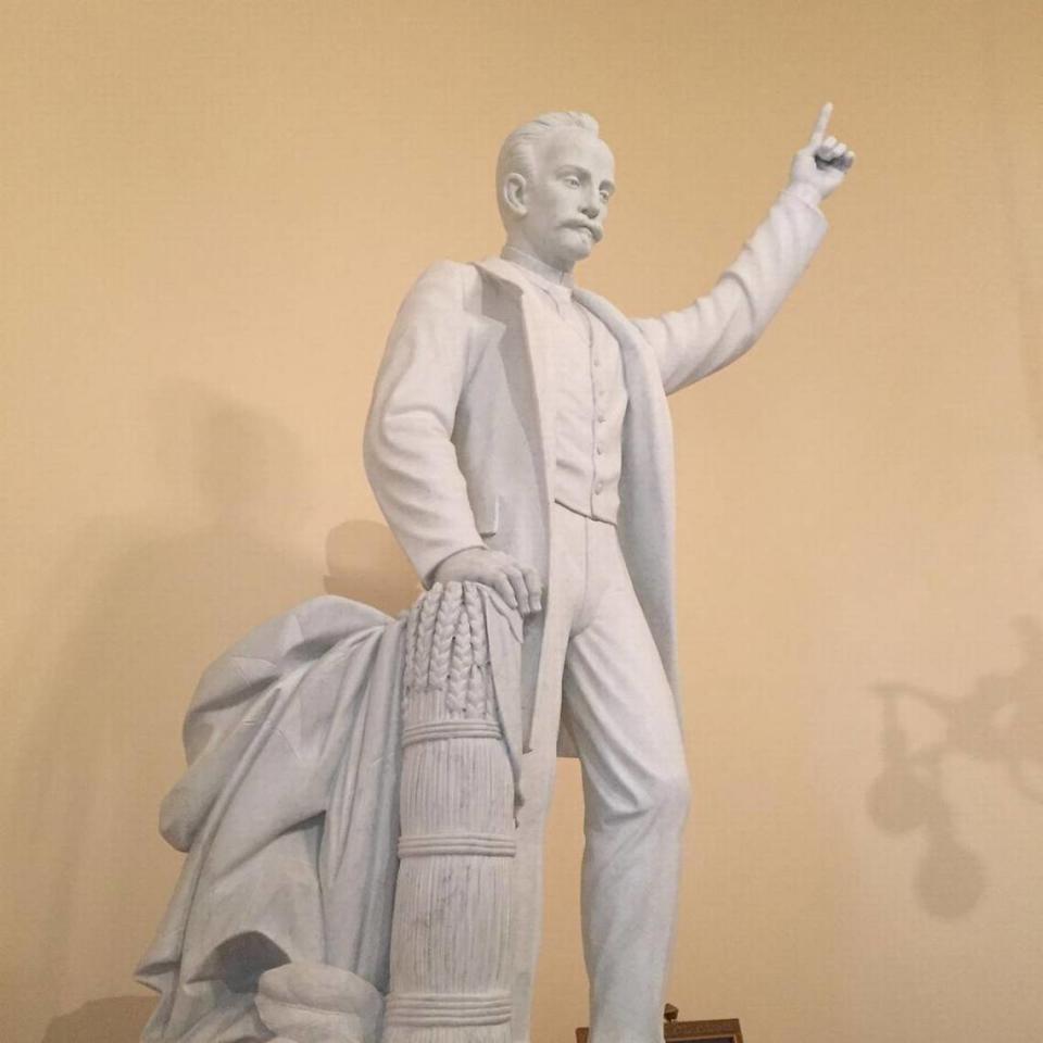 Estatua de José Martí en el interior del Instituto San Carlos en Cayo Hueso, Florida.