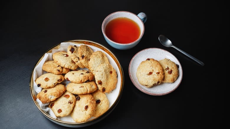 Raisin cookies and tea