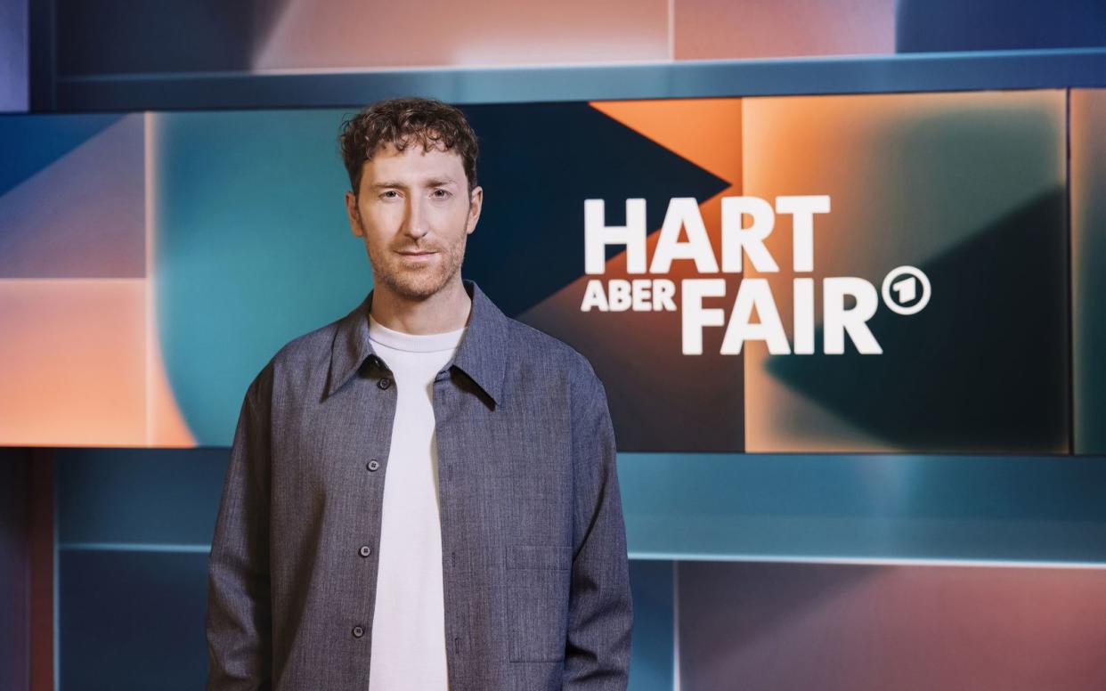 Am Montag präsentierte Moderator Louis Klamroth die erste "Hart aber fair"-Ausgabe nach der Winterpause. (Bild: WDR / Julia Sellmann)