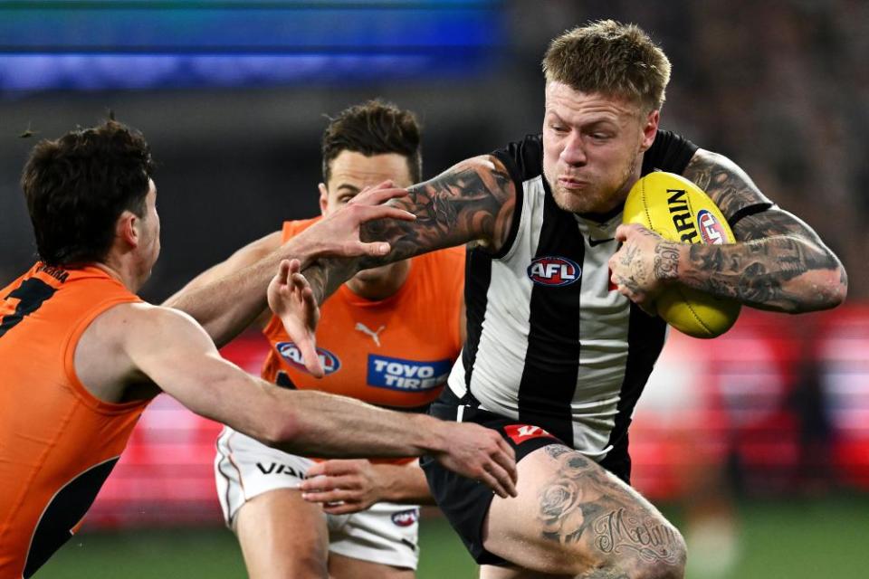 Jordan De Goey fends a Giants player