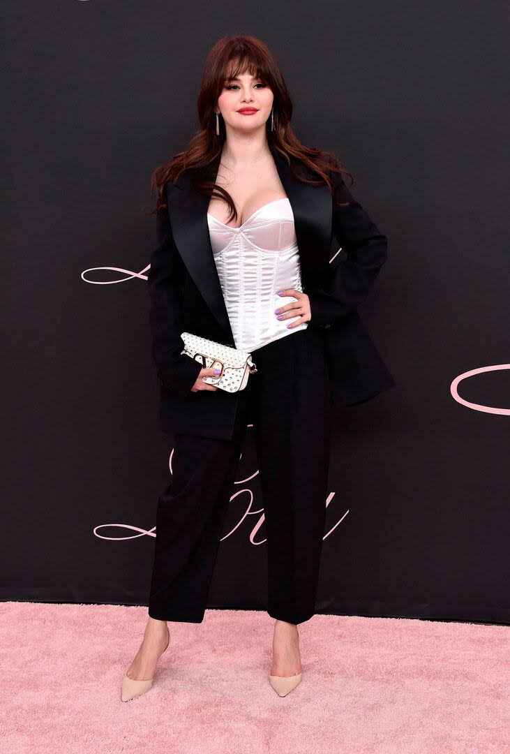 Selena Gomez, originaria de Texas, captó todos los flashes en la premiere de la película Lola, en el teatro Regency Bruin de Los Ángeles; la actriz de Only Murders In The Building optó por un corset nacarado, traje negro, stilettos en tono nude y clutch blanco con pedrería