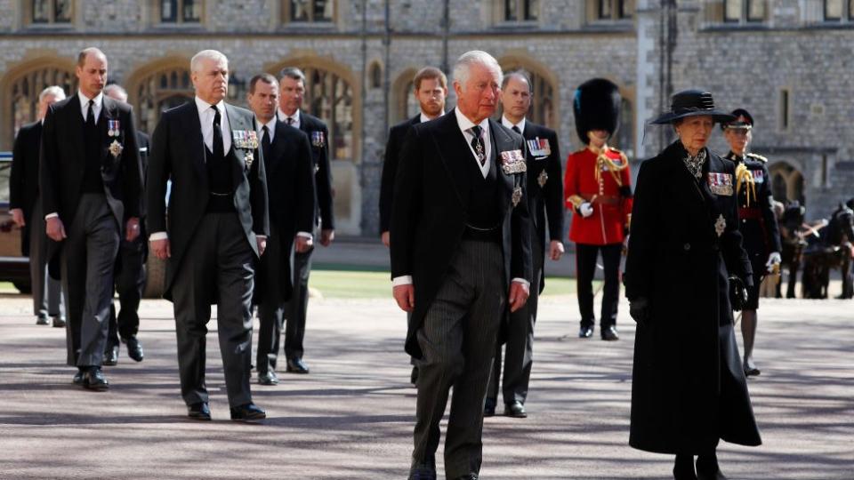 Acompañando al Land Rover con los restos del duque de Edimburgo, caminaron sus hijos el príncipe Carlos, la princesa Ana, los príncipes Andrés y Eduardo; sus nietos los príncipes William y Harry, Peter Phillips, hijo de la princesa Ana y el oficial retirado Timothy Lawrence, segundo marido de la princesa Ana.