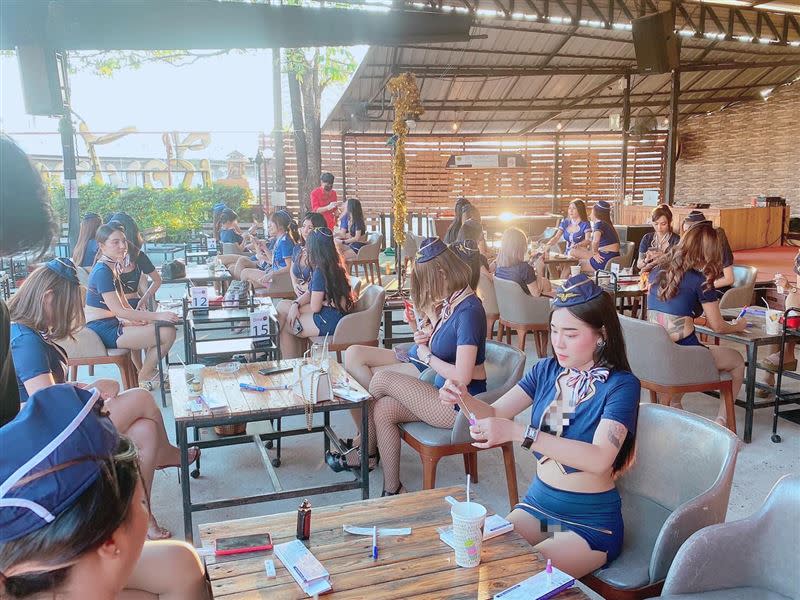 泰國一家酒吧PO出員工快篩畫面，卻引起網友暴動。（圖／翻攝自《Drink กลิ้ง bar》臉書）