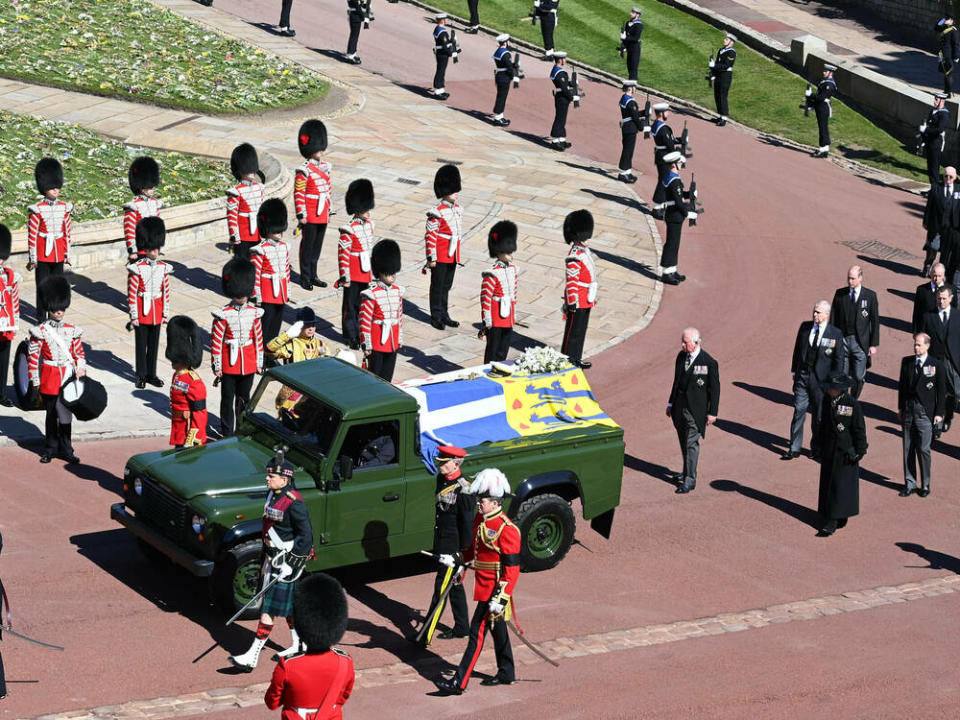 Prinz Philips Sarg wurde in einem eigens umgebauten Land Rover zur St.-Georgs-Kapelle gefahren. (Bild: imago images/Starface)