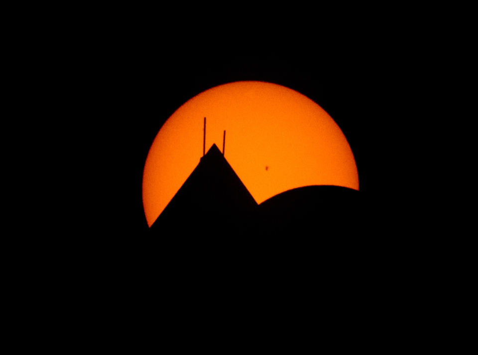 Auch hier ist zu sehen, wie der Mond neben der Spitze des Washington Monuments vor der Sonne vorbeizieht. (Foto: Bill Ingalls/NASA/AP/dpa)