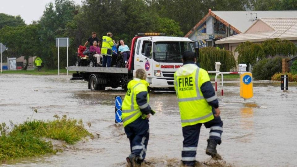 豪雨和巨浪，破紀錄的強降雨在奧克蘭（Auckland）和周邊地區引發洪災。（圖／翻攝自STUFF）