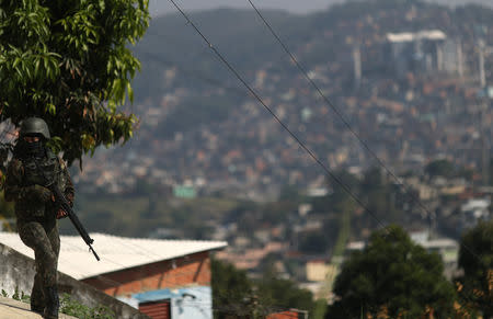 A soldier of the Brazilian Army patrols the Alemao complex slum during an operation against drug dealers in Rio de Janeiro, Brazil August 20, 2018. REUTERS/Ricardo Moraes