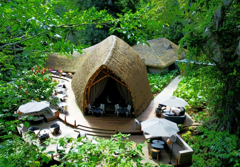 En la imagen, el restaurante del Sundy Praia, el primer resort de cinco estrellas de Santo Tomé y Príncipe, un país insular situado en el golfo de Guinea, en la costa occidental de África. Se trata de un edificio ecológico construido con bambú. (Foto: <a href="http://www.dl2a.fr/fr/sundy-praia" rel="nofollow noopener" target="_blank" data-ylk="slk:DL2A;elm:context_link;itc:0;sec:content-canvas" class="link ">DL2A</a>).