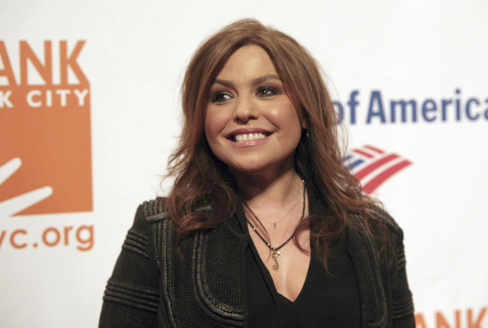 En esta foto del 9 de abril de 2014, Rachel Ray asiste a la gala benéfica de los Food Bank of NYC Can Do Awards en Nueva York. Un gran incendio consumió la casa de Ray en Lake Luzerne, Nueva York, el domingo 9 de agosto del 2020, dijeron las autoridades. (Foto por Andy Kropa/Invision/AP, Archivo)