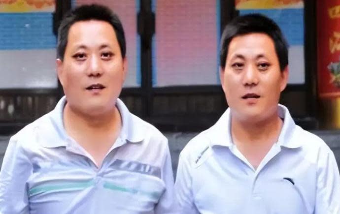 中國一對雙胞胎兄弟自幼就被分開送養，直到41年後才意外重逢。（翻攝自微博）