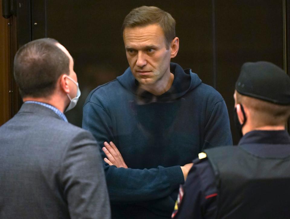 Russian opposition leader Alexei Navalny talks to one of his lawyers