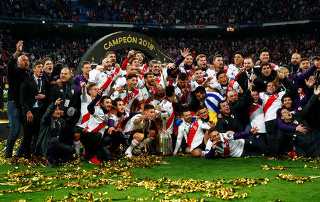 Los jugadores de River Plate celebran con el trofeo después de ganar la final de la Copa Libertadores, Segunda etapa, frente al Boca Juniors en el estadio Santiago Bernabéu, Madrid, España, 9 de diciembre de 2018. REUTERS/Juan Medina