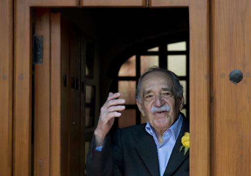 El Nobel colombiano de literatura saluda en la puerta de su caa en Ciudad de México el 6 de marzo de 2014 cuando cumplió 87 años (AFP | Yuri Cortez)