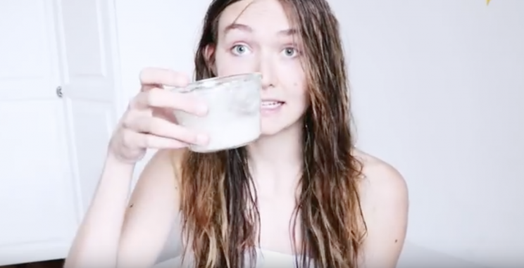 Bloggerin Pia Kraftfutter schwört auf Roggenmehl-Shampoo. Foto: Screenshot Youtube/ Pia Kraftfutter