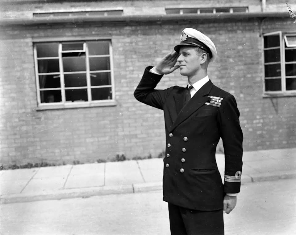 El teniente FelipeMountbatten, esposo de la princesa Isabel, vuelve a la Escuela de Oficiales Navales Reales de Kingsmoor en Hawthorn, Wiltshire, en 1947. (PNA Rota/Getty Images).
