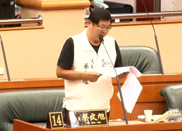 民進黨嘉義市議員蔡文旭主張牛肉也加入同樣的檢測標準。（圖／東森新聞）