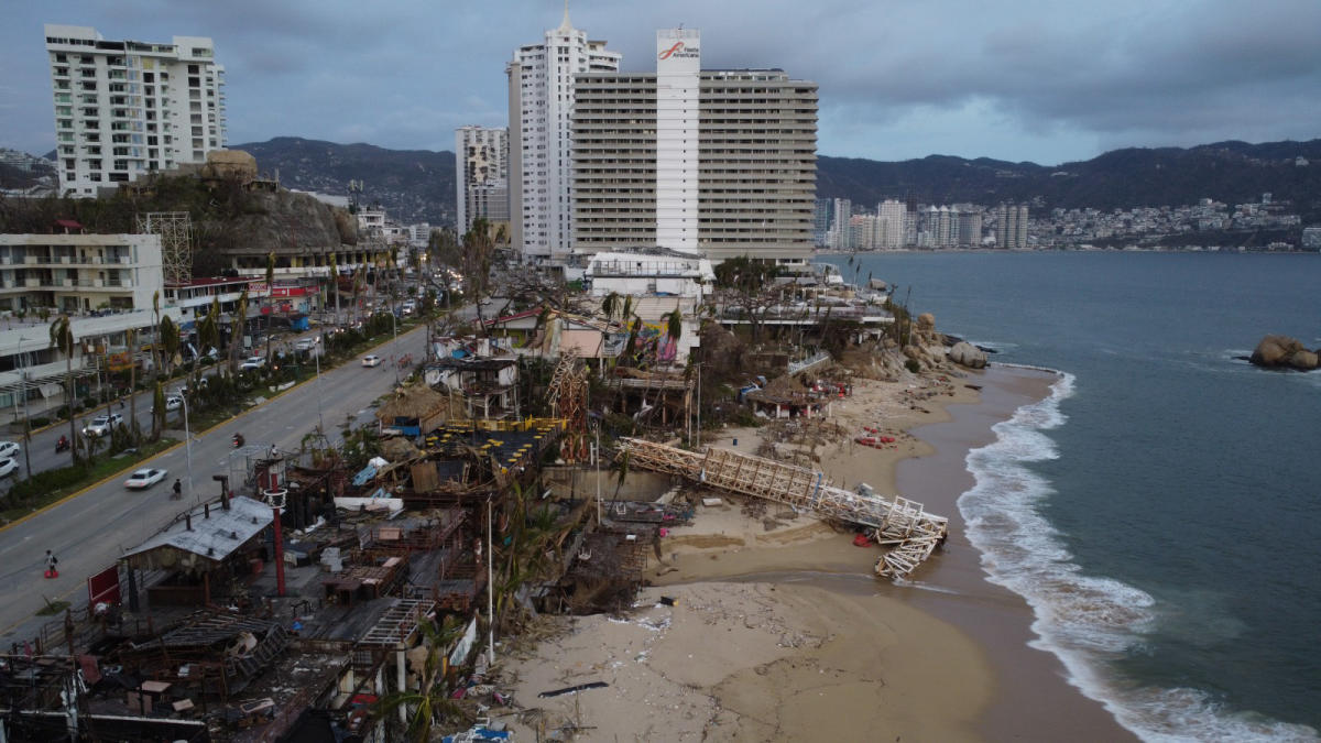 Damnificados reciben comida de las Fuerzas Armadas en Acapulco