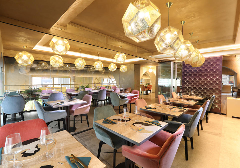 <p>Le restaurant possède également une mezzanine avec plusieurs couverts, qui peut se privatiser. </p><br><br><a href="https://www.elle.fr/Elle-a-Table/Les-dossiers-de-la-redaction/Dossier-de-la-redac/Restaurant-Sophia-Loren-Florence-Italie#xtor=AL-541" rel="nofollow noopener" target="_blank" data-ylk="slk:Voir la suite des photos sur ELLE.fr;elm:context_link;itc:0;sec:content-canvas" class="link ">Voir la suite des photos sur ELLE.fr</a><br><h3> A lire aussi </h3><ul><li><a href="https://www.elle.fr/Elle-a-Table/Les-dossiers-de-la-redaction/Dossier-de-la-redac/Restaurant-Mabrouk-Paris#xtor=AL-541" rel="nofollow noopener" target="_blank" data-ylk="slk:#ELLEfoodspot : Mabrouk, le soleil tunisien à Paris;elm:context_link;itc:0;sec:content-canvas" class="link ">#ELLEfoodspot : Mabrouk, le soleil tunisien à Paris</a></li><li><a href="https://www.elle.fr/Elle-a-Table/Les-dossiers-de-la-redaction/Dossier-de-la-redac/Restaurant-Giorgio-Paris#xtor=AL-541" rel="nofollow noopener" target="_blank" data-ylk="slk:#ELLEfoodspot : Giorgio, notre italien bien-aimé;elm:context_link;itc:0;sec:content-canvas" class="link ">#ELLEfoodspot : Giorgio, notre italien bien-aimé</a></li><li><a href="https://www.elle.fr/Elle-a-Table/Les-dossiers-de-la-redaction/News-de-la-redaction/Robot-Cook-Processor-Artisan-KitchenAid-3888320#xtor=AL-541" rel="nofollow noopener" target="_blank" data-ylk="slk:J’ai testé le nouveau robot Cook Processor Artisan de KitchenAid;elm:context_link;itc:0;sec:content-canvas" class="link ">J’ai testé le nouveau robot Cook Processor Artisan de KitchenAid</a></li><li><a href="https://www.elle.fr/Elle-a-Table/Les-dossiers-de-la-redaction/News-de-la-redaction/Cake-Factory-Tefal-3733146#xtor=AL-541" rel="nofollow noopener" target="_blank" data-ylk="slk:Verdict : J’ai testé le Cake Factory de Tefal;elm:context_link;itc:0;sec:content-canvas" class="link ">Verdict : J’ai testé le Cake Factory de Tefal</a></li><li><a href="https://www.elle.fr/Astro/Horoscope/Quotidien#xtor=AL-541" rel="nofollow noopener" target="_blank" data-ylk="slk:Consultez votre horoscope sur ELLE;elm:context_link;itc:0;sec:content-canvas" class="link ">Consultez votre horoscope sur ELLE</a></li></ul>