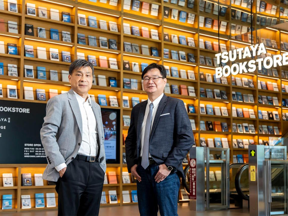 ▲簡滄圳（左）33年前在潤泰集團內部成立潤德設計，背景TSUTAYA BOOKSTORE CITYLINK南港店是作品之一。右為 潤德總經理盧玉璜。