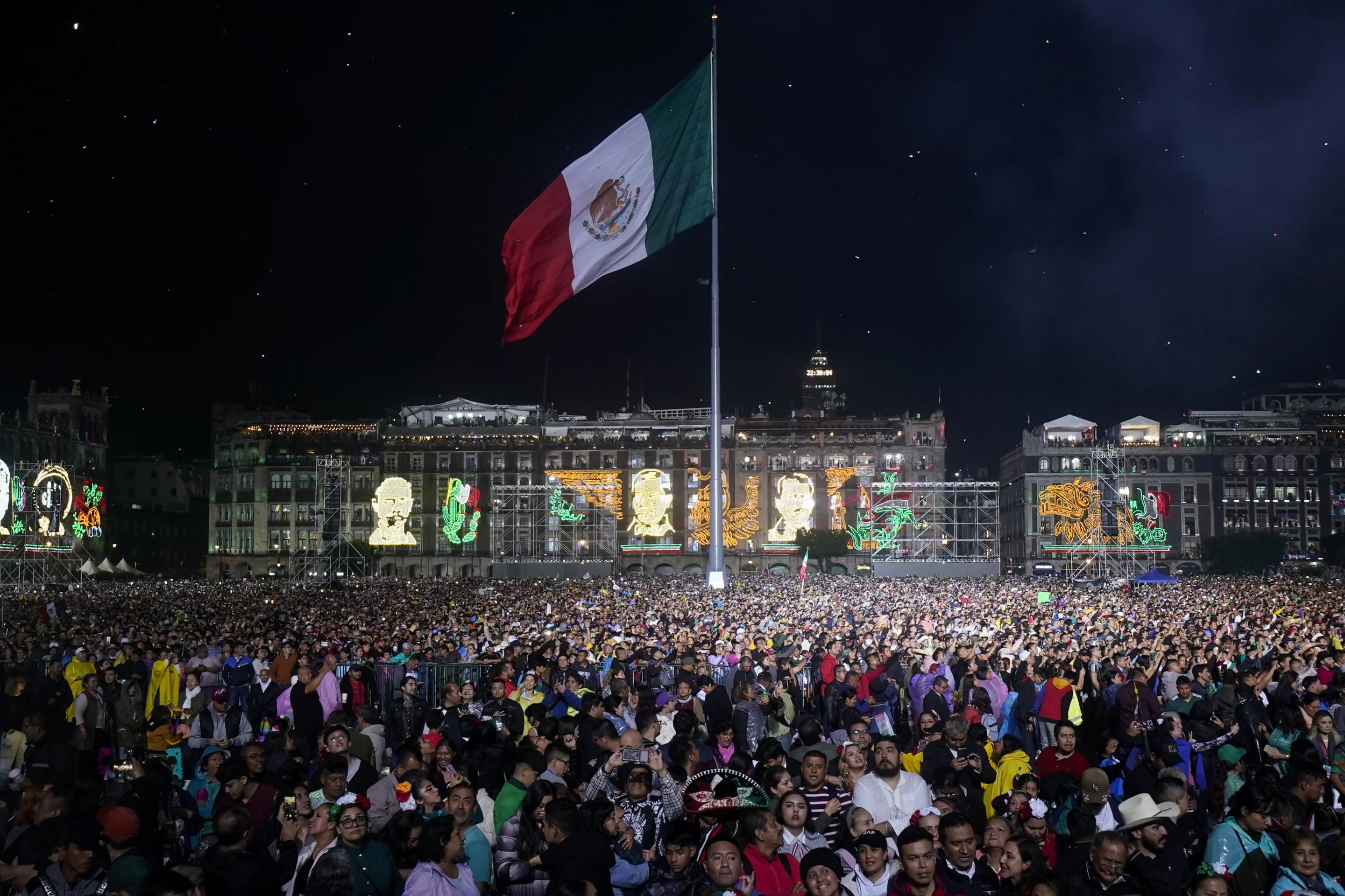 La multitud en el zócalo a la espera del presidente Andrés Manuel Lopez Obrador y su grito de independencia desde el balcón del Palacio Nacional. (AP/Felix Marquez)