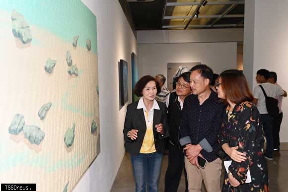 宜蘭美術館「視網膜與石頭：林萬士個展」隆重開幕，縣長林姿妙參觀展場。（圖：宜蘭縣文化局提供）