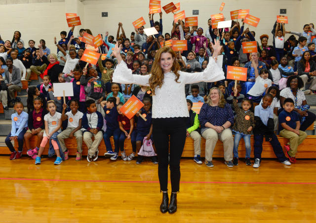 JoAnna Garcia Swisher and Family Make 'Smile Signs' for Community