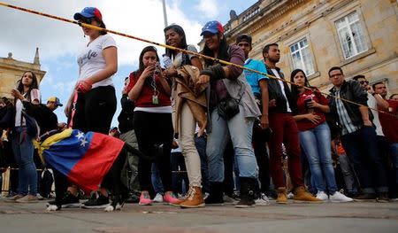 Venezuelan residents wait to cast their votes during an unofficial plebiscite against President Nicolas Maduro's government in Bogota, Colombia July 16, 2017. REUTERS/Jaime Saldarriaga