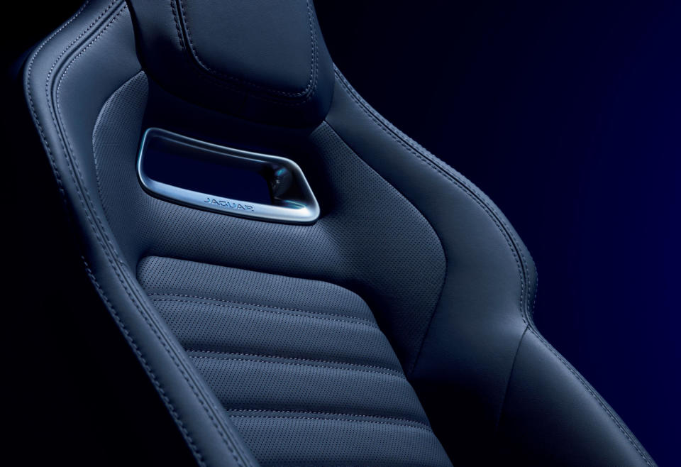 Jaguar F-TYPE ZP Edition專屬細節包括20吋鍛造合金輪框、跑車型座椅搭配水平式紋路設計、金屬門檻和儀表板上F-TYPE ZP Edition專屬徽飾與＂One of 150＂的SV Bespoke金屬銘牌。