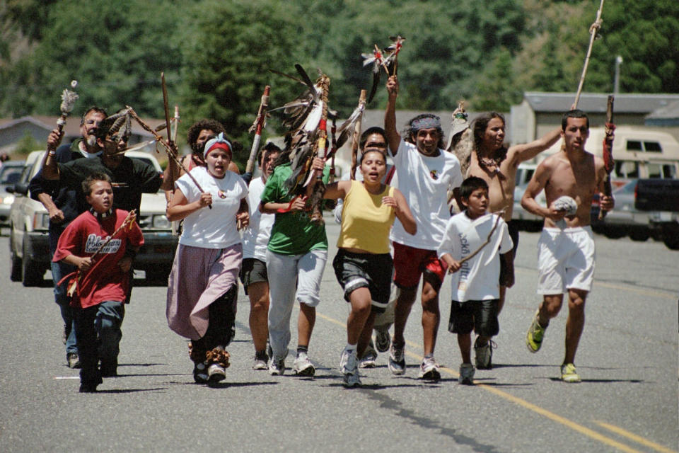 Author Noe Alvarez, left, runs with Peace and Dignity Journeys from Canada to Guatemala. (Hector Cerda)