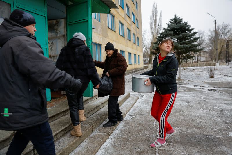 FOTO DE ARCHIVO. Personas, entre ellas civiles evacuados de la ciudad salinera de Soledar en el transcurso del conflicto entre Rusia y Ucrania, entran en un centro de alojamiento temporal situado en un dormitorio local en Shakhtarsk (Shakhtyorsk) en la región ucraniana de Donetsk, controlada por Rusia