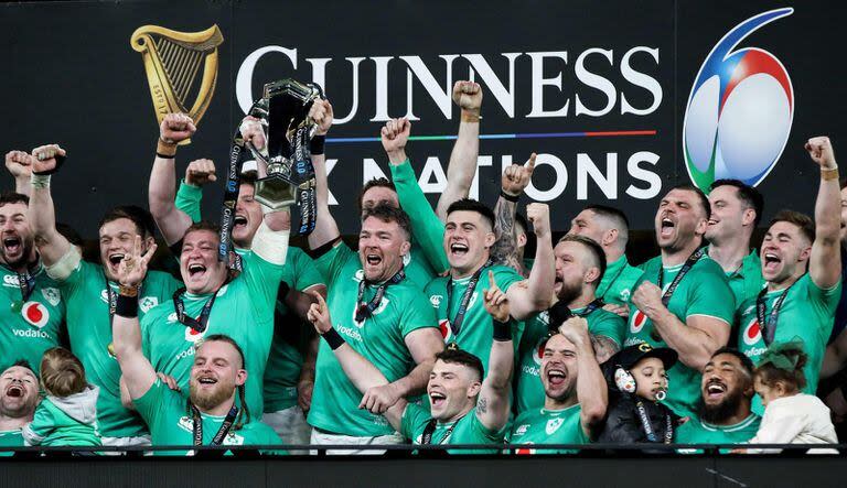 Irlanda celebra la obtención del segundo Seis Naciones consecutivo; el XV del Trébol sufrió para vencer a Escocia, pero festejó