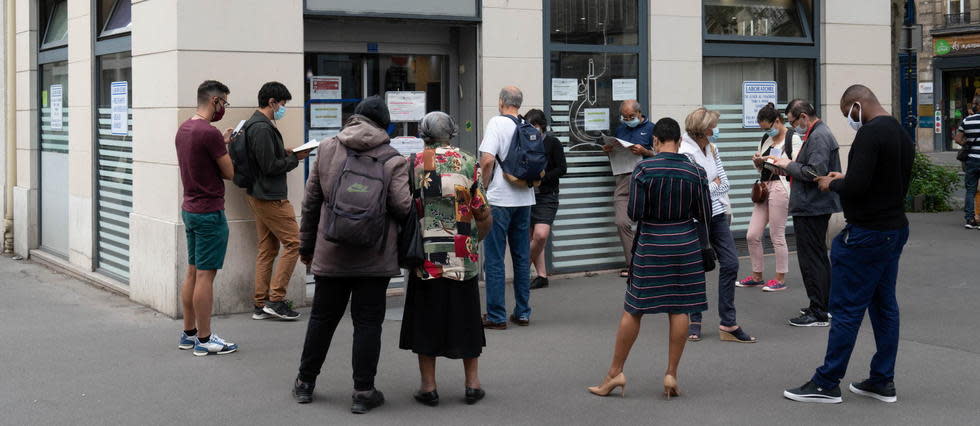 La stratégie française de dépistage est mise à mal par l'engorgement des laboratoires d'analyses.
