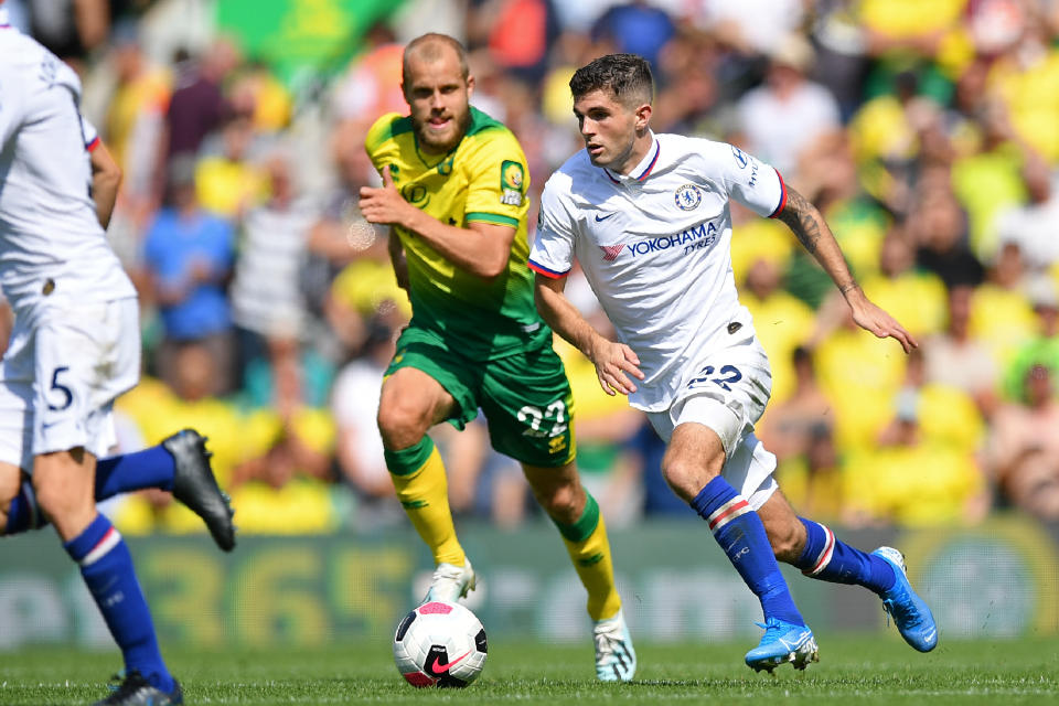 Chelsea's US midfielder Christian Pulisic (R) vies with Norwich City's Finnish striker Teemu Pukki (C) during the English Premier League football match between Norwich City and Chelsea at Carrow Road in Norwich, eastern England on August 24, 2019. (Photo by Daniel LEAL-OLIVAS / AFP) / RESTRICTED TO EDITORIAL USE. No use with unauthorized audio, video, data, fixture lists, club/league logos or 'live' services. Online in-match use limited to 120 images. An additional 40 images may be used in extra time. No video emulation. Social media in-match use limited to 120 images. An additional 40 images may be used in extra time. No use in betting publications, games or single club/league/player publications. /         (Photo credit should read DANIEL LEAL-OLIVAS/AFP/Getty Images)