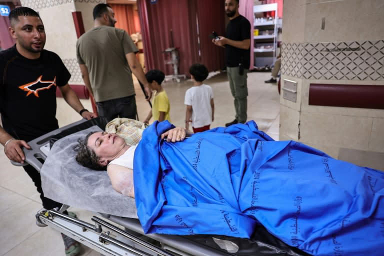 Una militante extranjera de la causa palestina herida por colonos israelíes con los rostros cubiertos en el norte de la Cisjordania ocupada ingresa en el Hospital Rafidia de Naplusa el 21 de julio de 2024 (Zain Jaafar)