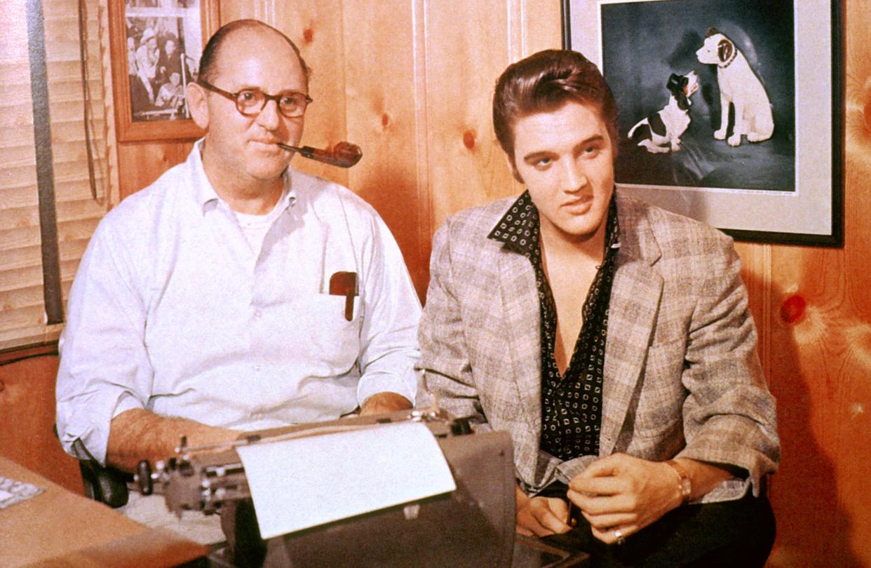 UNITED STATES - JANUARY 01:  (AUSTRALIA OUT) USA  Photo of Colonel Tom PARKER and Elvis PRESLEY, with manager Colonel Tom Parker - posed, c.1956/1967  (Photo by GAB Archive/Redferns)