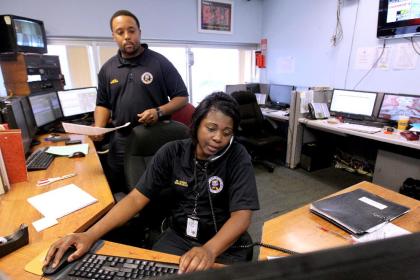 Los operadores del 911 están acostumbrados a atender las llamadas más insólitas. (AP Photo/The Commercial Appeal)