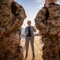 Christine Lambrecht (SPD), Verteidigungsministerin, spricht mit Soldaten im deutschen Camp Castor in Mali.