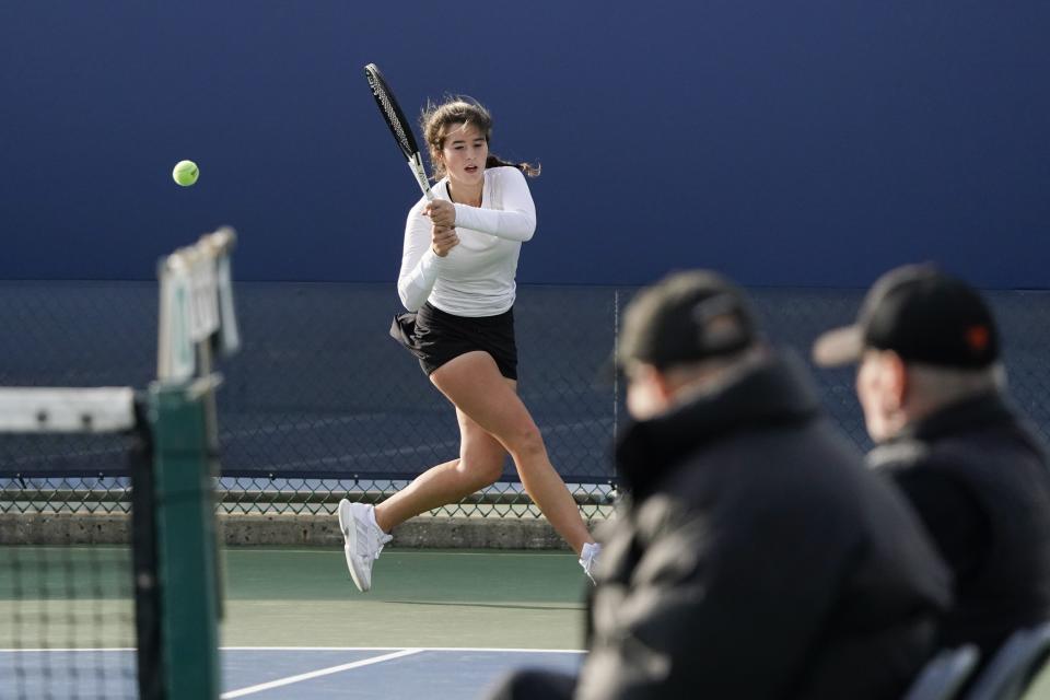 Tess Bucher de North Canton Hoover devuelve la pelota durante la primera ronda del torneo de tenis estatal de individuales de la División I de la OHSAA en el Lindner Family Tennis Center el viernes 21 de octubre de 2022.