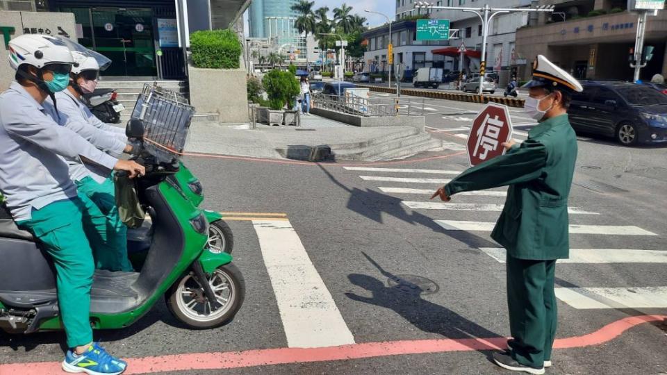 九月為交通安全月，台南郵局一日號召轄內投遞單位舉辦誓師大會，提醒員工遵守交通規則。（台南郵局提供）