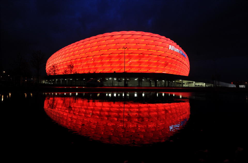 Die rot erleuchtete Allianz Arena in München (Bild: dpa)