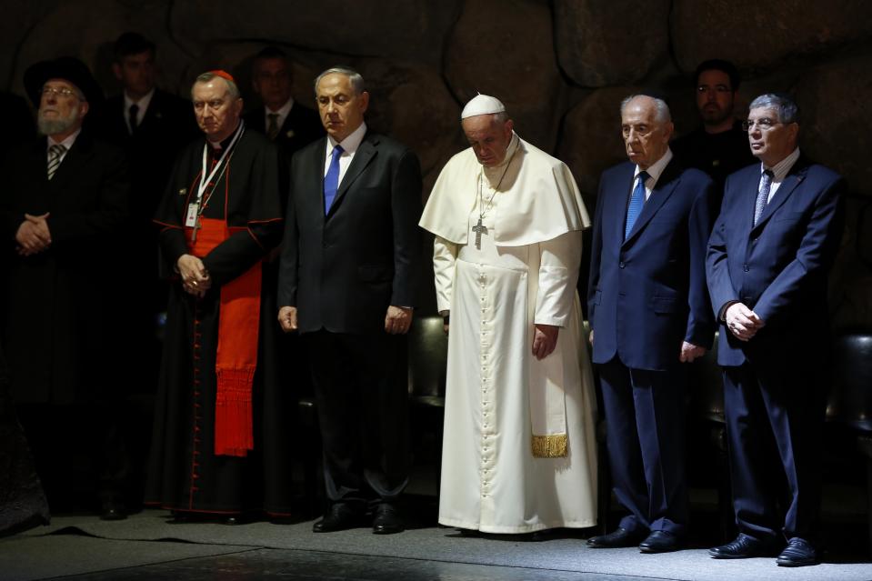 Pope Francis stands next to Israeli President Peres and Israeli Prime Minister Netanyahu during a ceremony at the Yad Vashem Holocaust memorial in Jerusalem