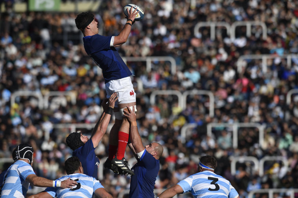 France's Hugo Auradou grabs the line-out ball during a rugby test match against Argentina, in Mendoza, Argentina, Saturday, July 6, 2024. (AP Photo/Gustavo Garello)