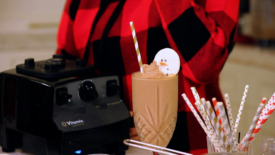 Sandra Lee adds personality to frozen hot chocolate with cute straws and ornamental snowmen (Photo: Yahoo Life)