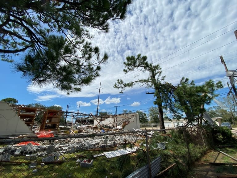 En el estado vecino de Texas, poblaciones cercanas a la costa como Orange también fueron sacudidas por los fuertes vientos y la lluvia que descargó Laura en unas pocas horas.