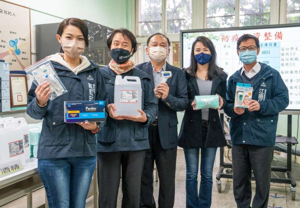 《圖說》新竹市長高虹安（左一）盤點學校健康中心內防疫物資，如快篩試劑、口罩、漂白水、體溫測量設備等。（圖／新竹市政府提供）