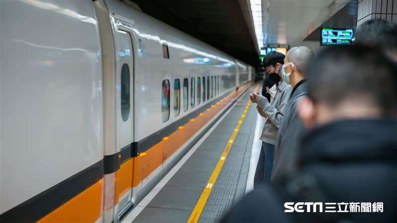網友拍下台北高鐵站的轉乘標示，笑說「這對外國人來說應該非常困難」。（示意圖／資料照）